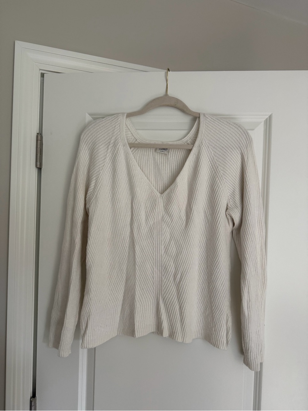 Women's White V-Neck Ribbed Abercrombie Sweater